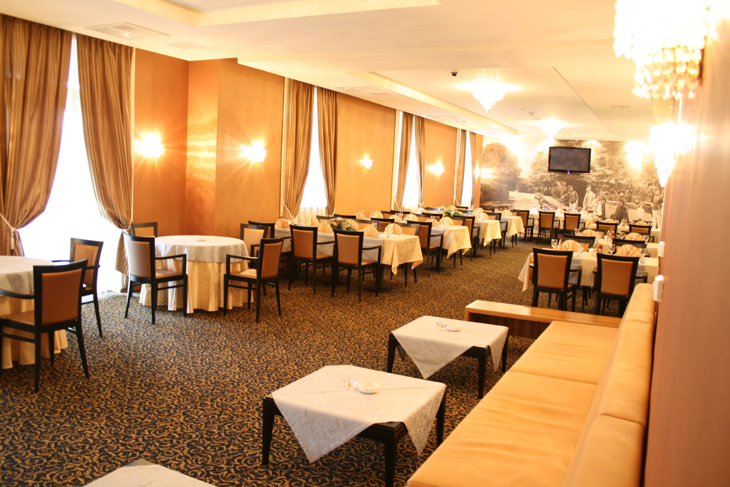 CRYSTAL RESTORAN 2